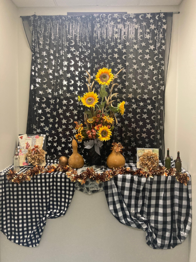 Black and white decorations adorned the library in various places. Here we see sunflowers with books.